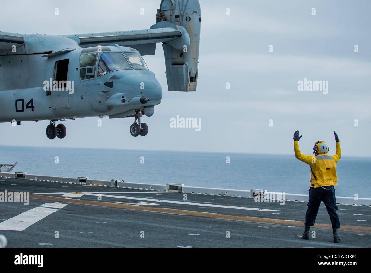 Der Boatswain's Mate leitet die Marines in einem MV-22 Osprey zum Start. Stockfoto