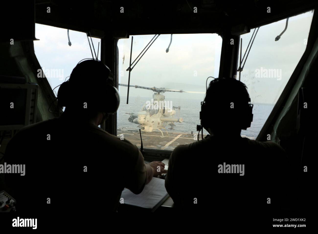 Hubschrauberkontrolloffiziere an Bord des Küstenschiffes USS Freedom. Stockfoto
