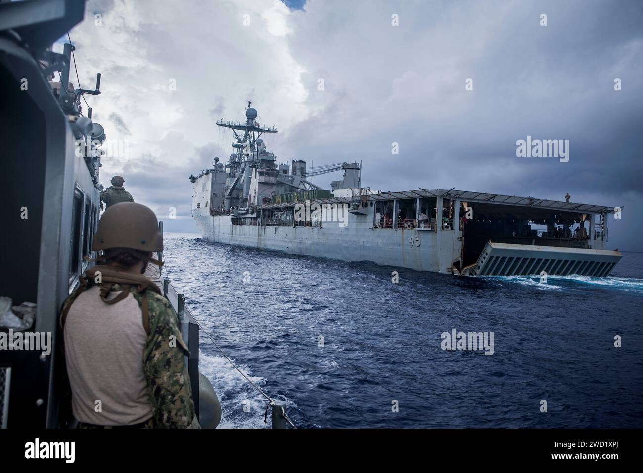 Die U.S. Navy Task Force 75 bereitet sich auf eine Tankstelle auf See vor. Stockfoto