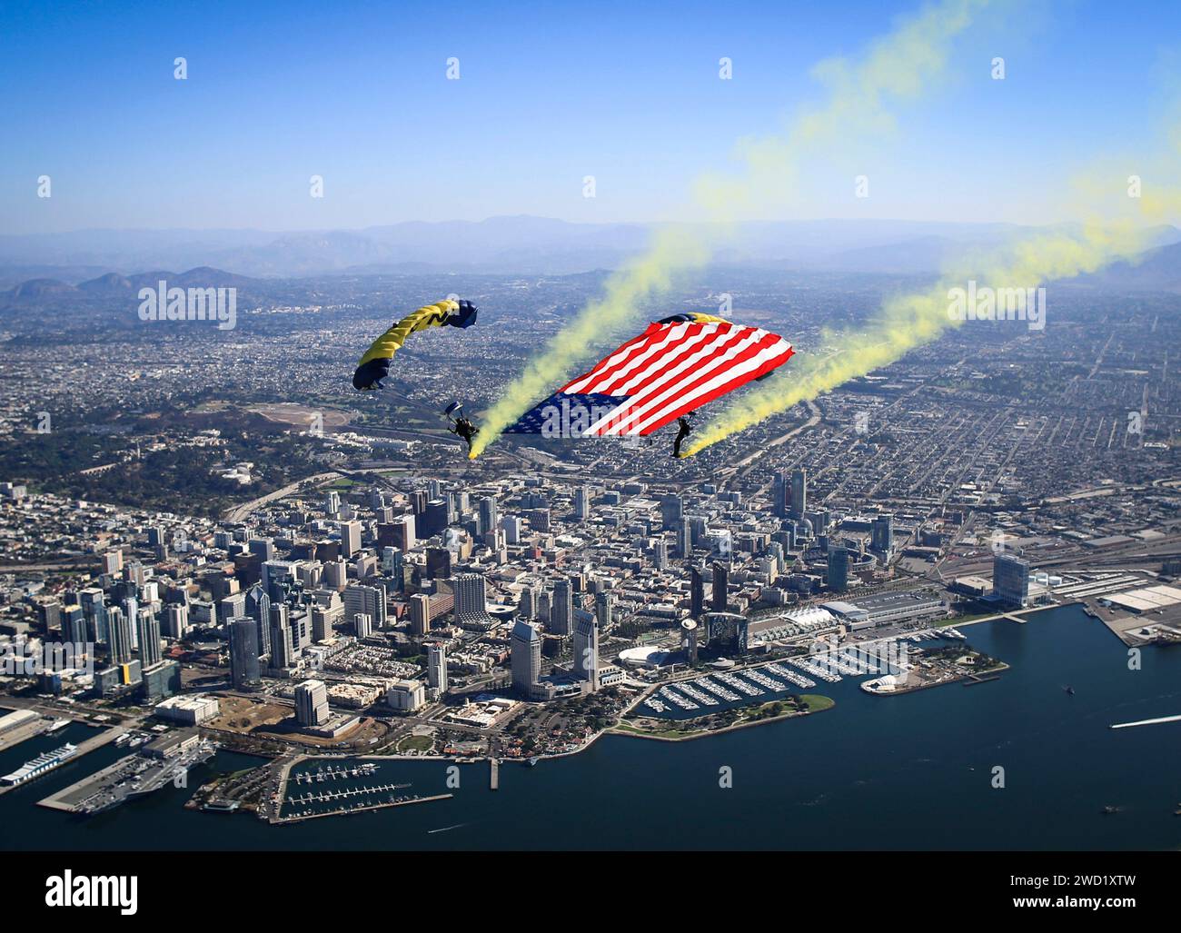 Das Fallschirmteam der US Navy, die Leap Frogs, führt einen Demonstrationssprung über Coronado, Kalifornien, durch. Stockfoto
