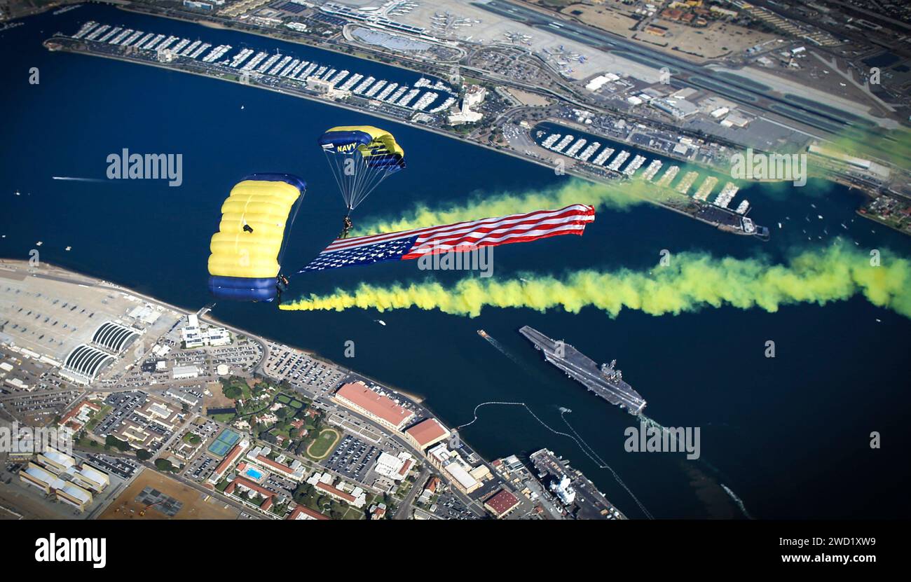 Das Fallschirmteam der US Navy, die Leap Frogs, führt einen Demonstrationssprung über Coronado, Kalifornien, durch. Stockfoto