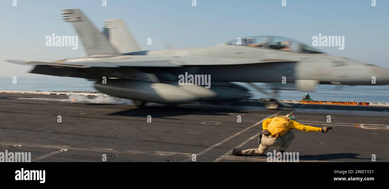 Eine F/A-18 Super Hornet startet vom Flugdeck des Flugzeugträgers USS Nimitz. Stockfoto