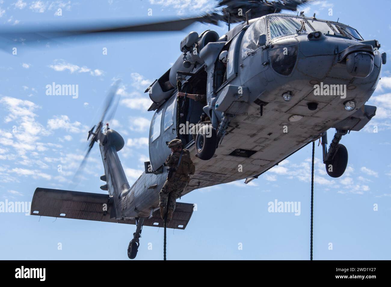 Die U.S. Marine schnappt von einem MH-60S Sea Hawk der U.S. Navy an Bord der USS Makin Island. Stockfoto