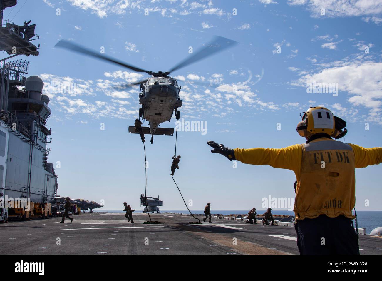 Die US-Marines fliegen mit einem MH-60S Sea Hawk Hubschrauber an Bord der USS Makin Island. Stockfoto