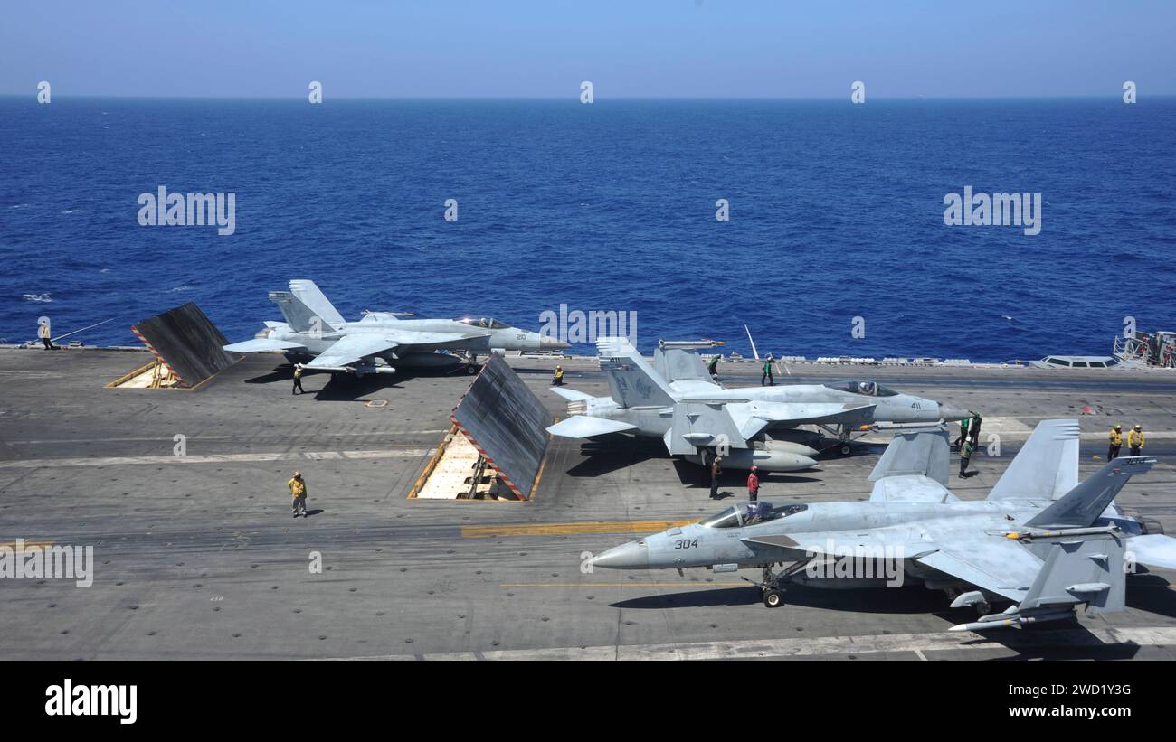 F/A-18E Super Hornets bereiten sich auf den Start vom Flugdeck der USS Ronald Reagan vor. Stockfoto