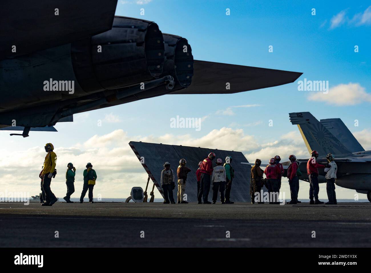 Die Matrosen bereiten eine F/A-18F Super Hornet vor, um vom Flugdeck der USS Ronald Reagan zu starten. Stockfoto