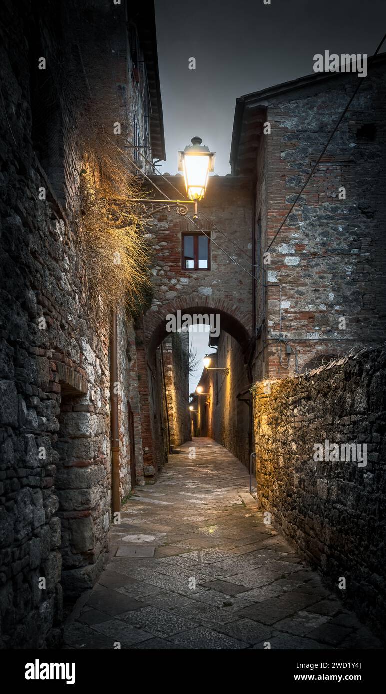 Spaziergang zwischen Licht und Dunkelheit in einer antiken mittelalterlichen Stadt, Colle Val d'Elsa. Atmet Geschichte und mystische Luft, erwartet, einen Ritter in Rüstung zu treffen. Stockfoto