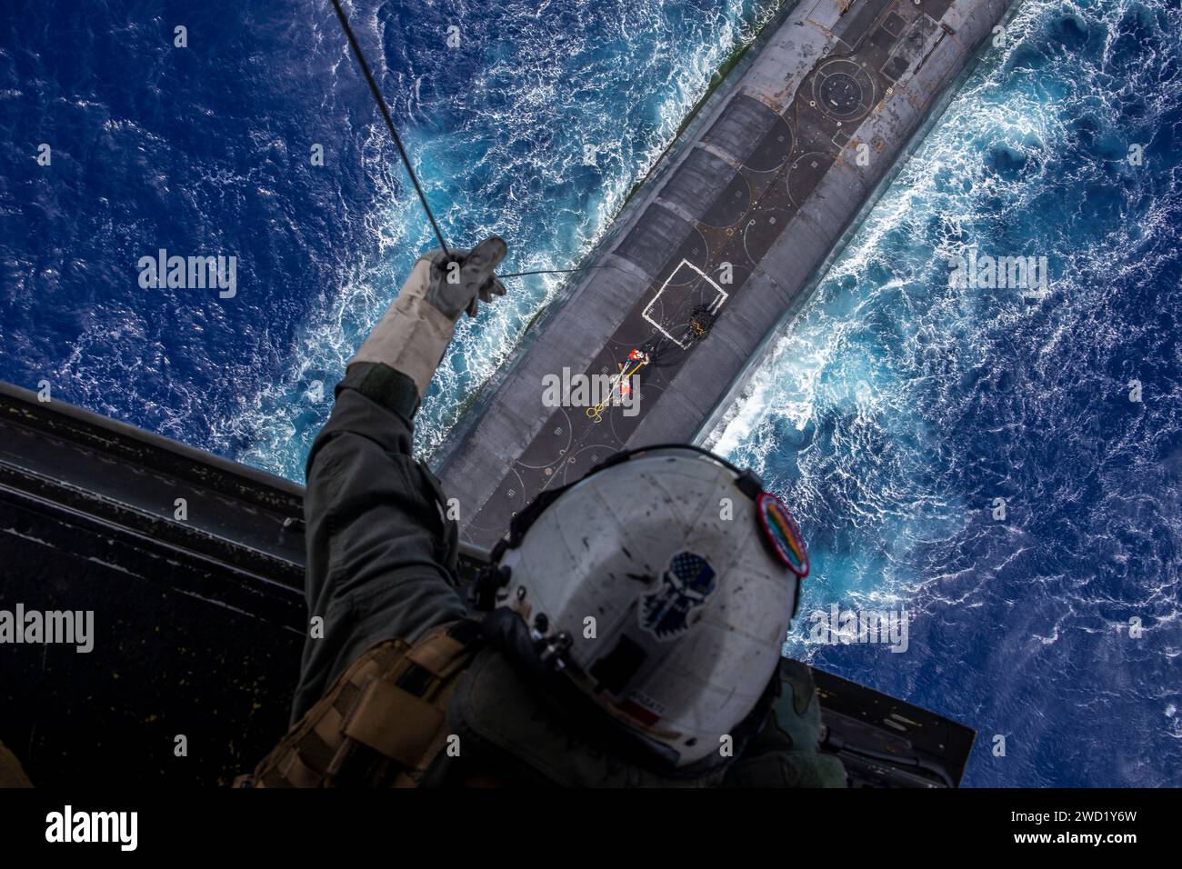 Die U.S. Marine senkt eine Nutzlast von einem MV-22B Osprey zum ballistischen Raketen-U-Boot USS Henry M. Jackson. Stockfoto