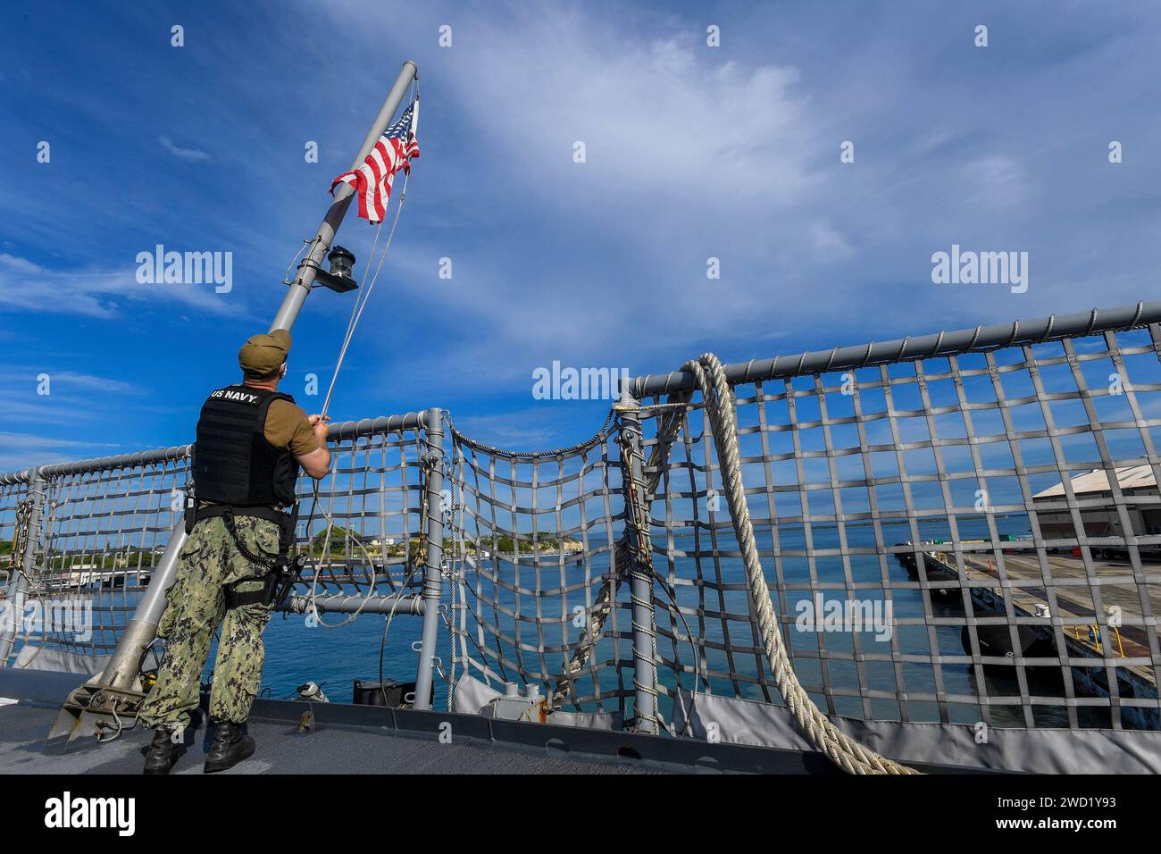 Fire Controlman verlagert die Farben nach einem Meer und verankert die Evolution an Bord der USS Sioux City. Stockfoto