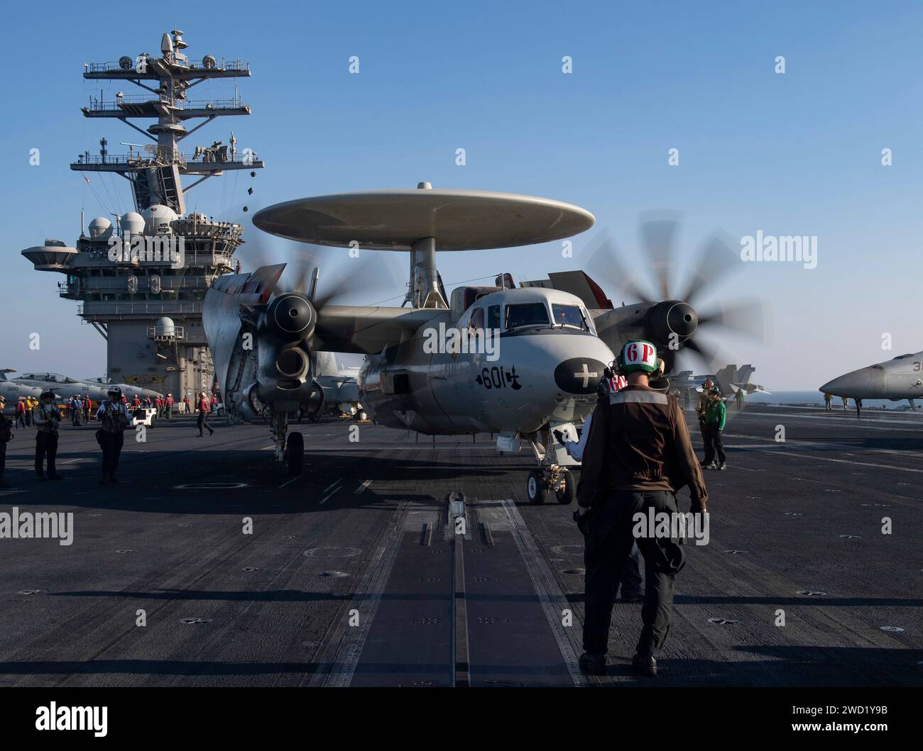 Eine E-2C Hawkeye fährt mit dem Taxi zu einem Katapult auf dem Flugdeck der USS Nimitz. Stockfoto