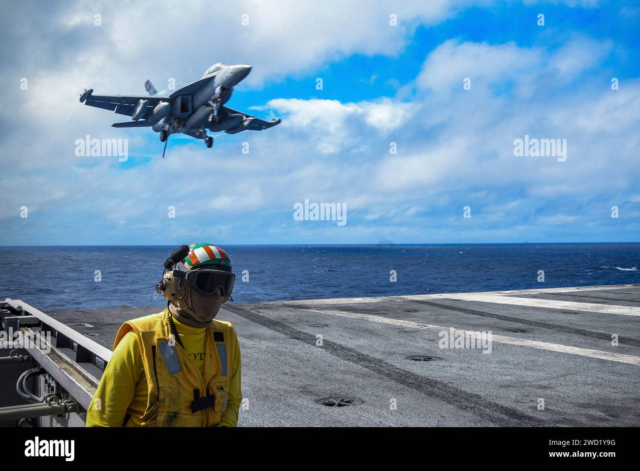 Airman beobachtet das Cockpit, als sich ein E/A-18G Growler auf die USS Ronald Reagan vorbereitet. Stockfoto