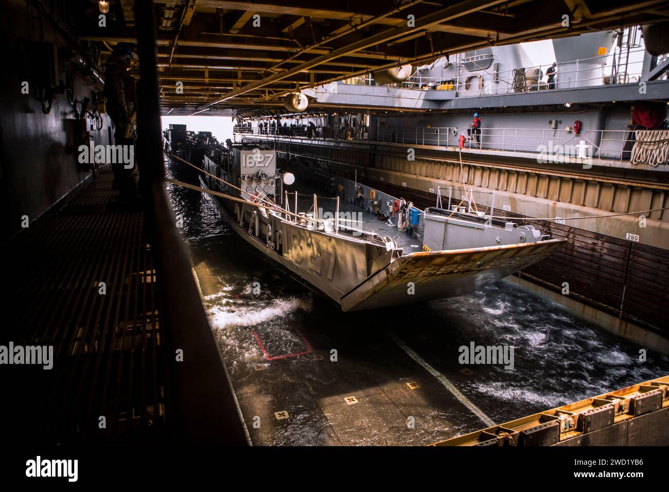 Landungsschiff, Nutzfahrzeuge gehen an Bord des Amphibienlagers USS Comstock. Stockfoto