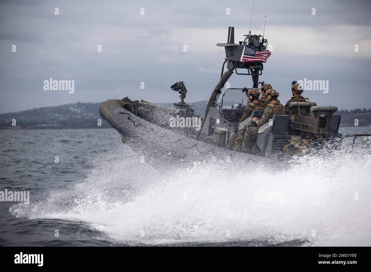 Die US-Marines manövrieren ein 11 Meter langes, aufblasbares Boot mit starrem Rumpf durch den Ozean. Stockfoto