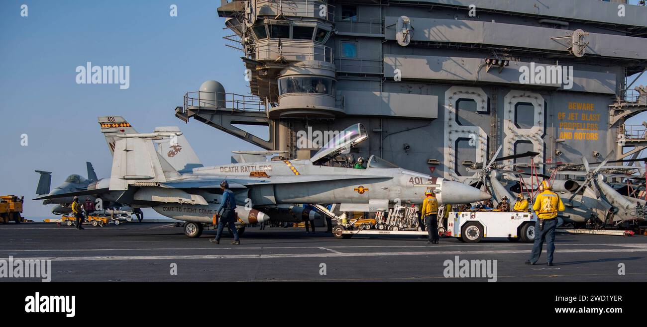 Eine F/A-18C Hornet wird auf dem Flugdeck des Flugzeugträgers USS Nimitz bewegt. Stockfoto