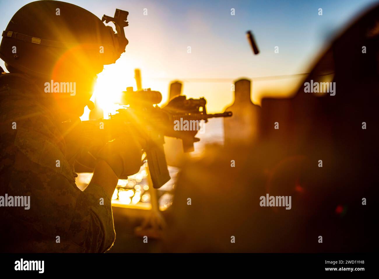 Ein U.S. Marine feuert seinen M4-Karabiner während einer Kampfübung ab. Stockfoto
