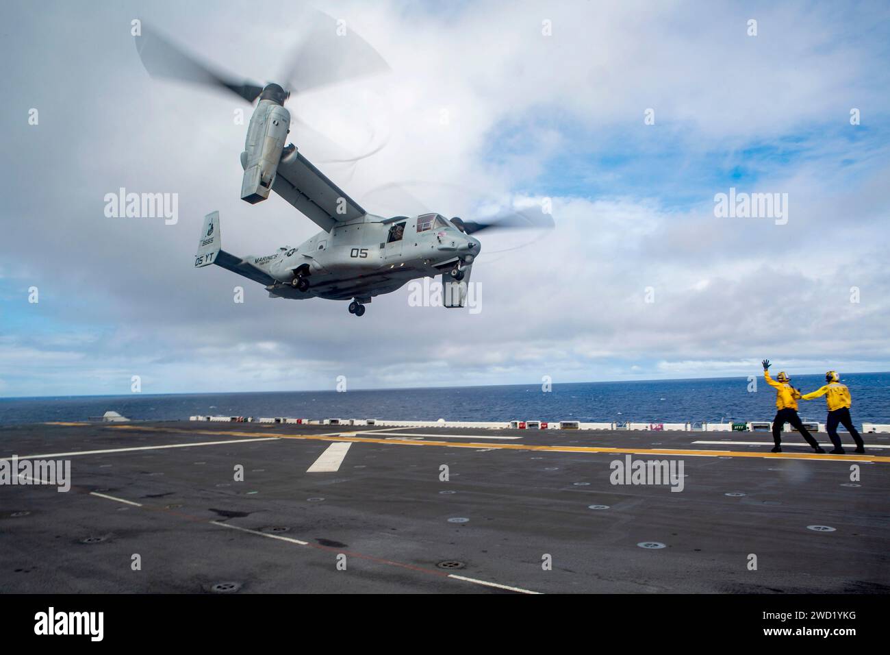 US-Seeleute leiten eine MV-22 Osprey zum Start vom Flugdeck der USS Makin Island. Stockfoto