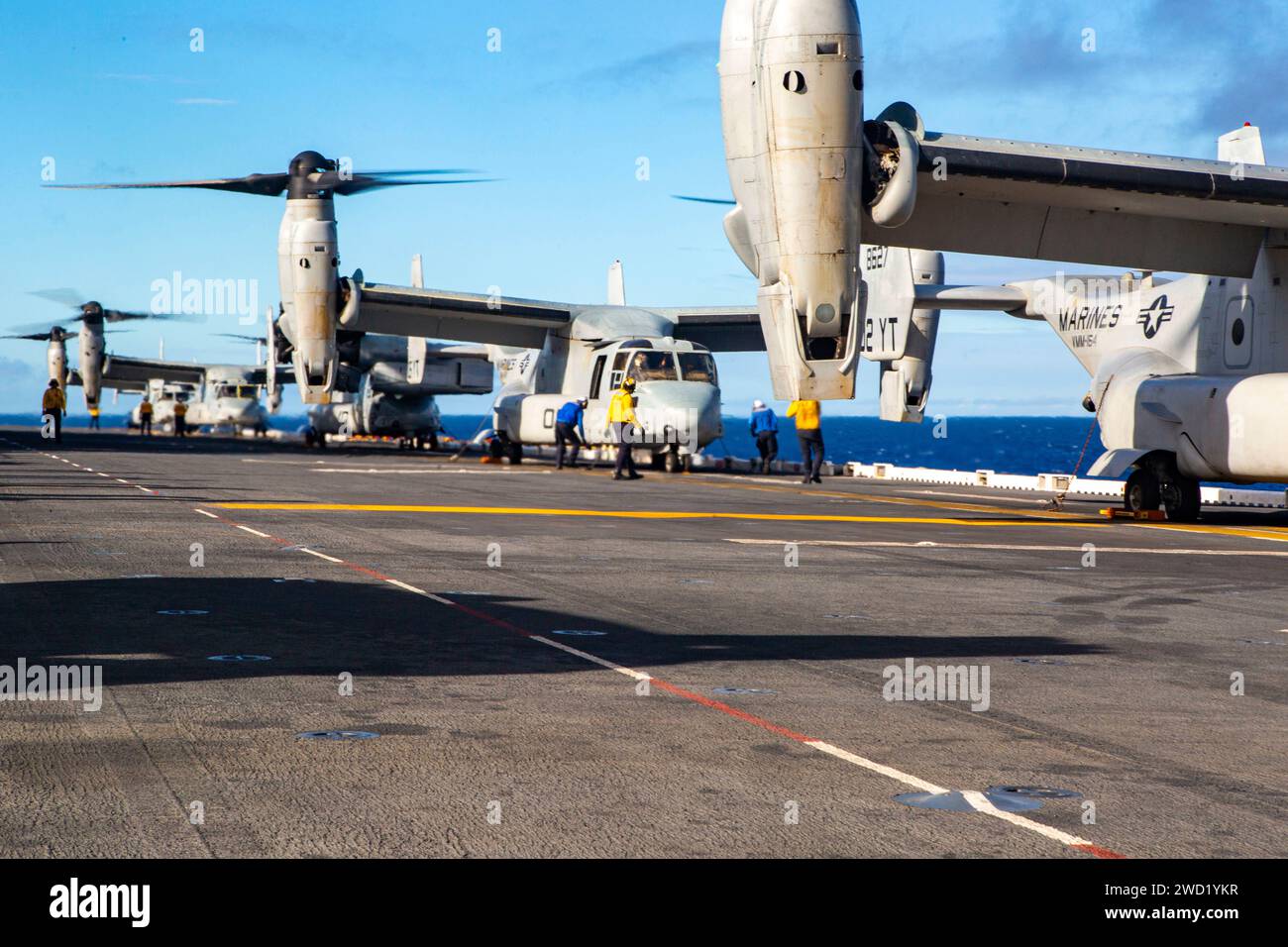 US-Marines und Seeleute führen Flugoperationen durch. Stockfoto