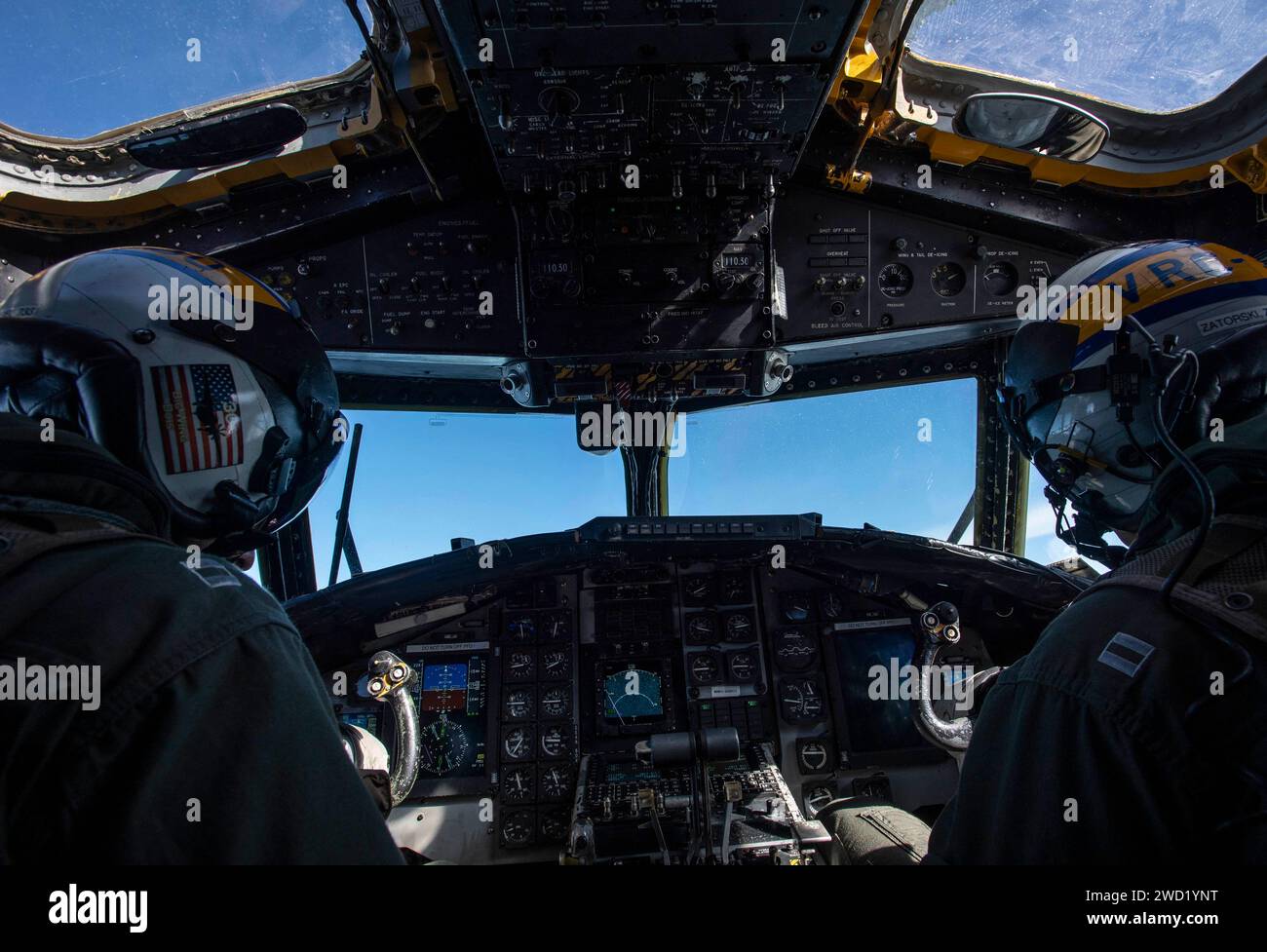 Piloten, die während des Flugbetriebs einen C-2-Windhund fliegen. Stockfoto