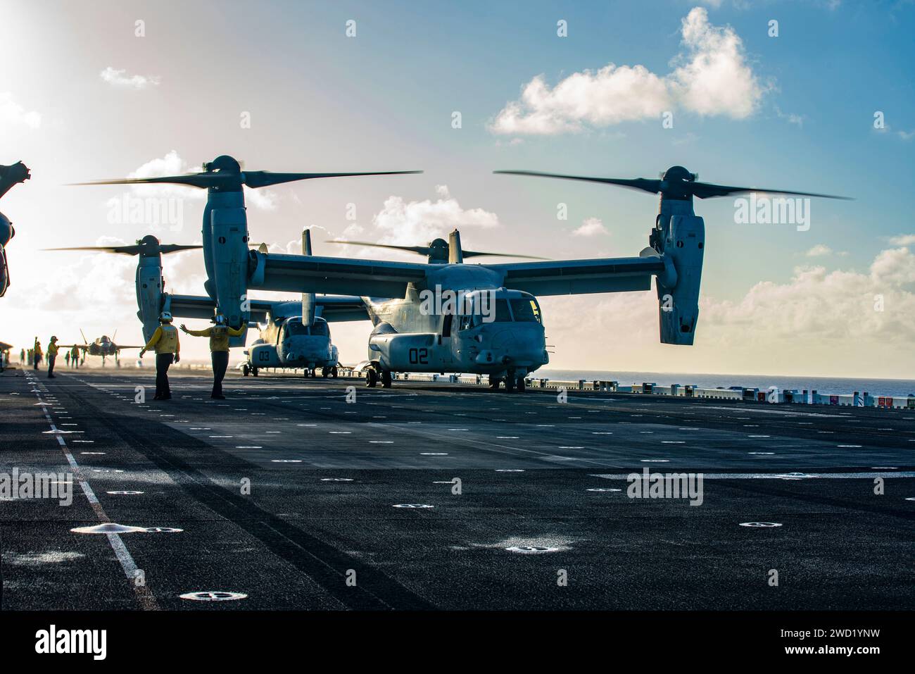 Das U.S. Marine Corps MV-22 Ospreys bereiten sich auf den Start vom Flugdeck der USS Makin Island vor. Stockfoto