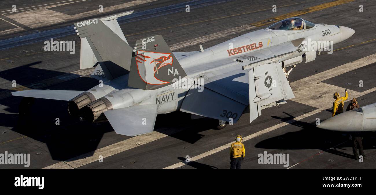 Eine F/A-18E Super Hornet Taxis über das Flugdeck des Flugzeugträgers USS Nimitz. Stockfoto