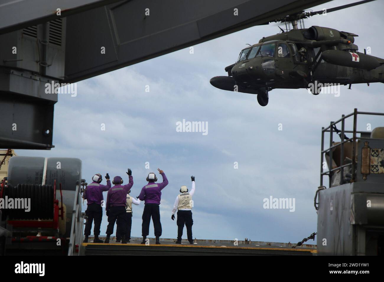 Ein UH-60 Hubschrauber verlässt das Flugdeck des Amphibiendocks USS Comstock. Stockfoto