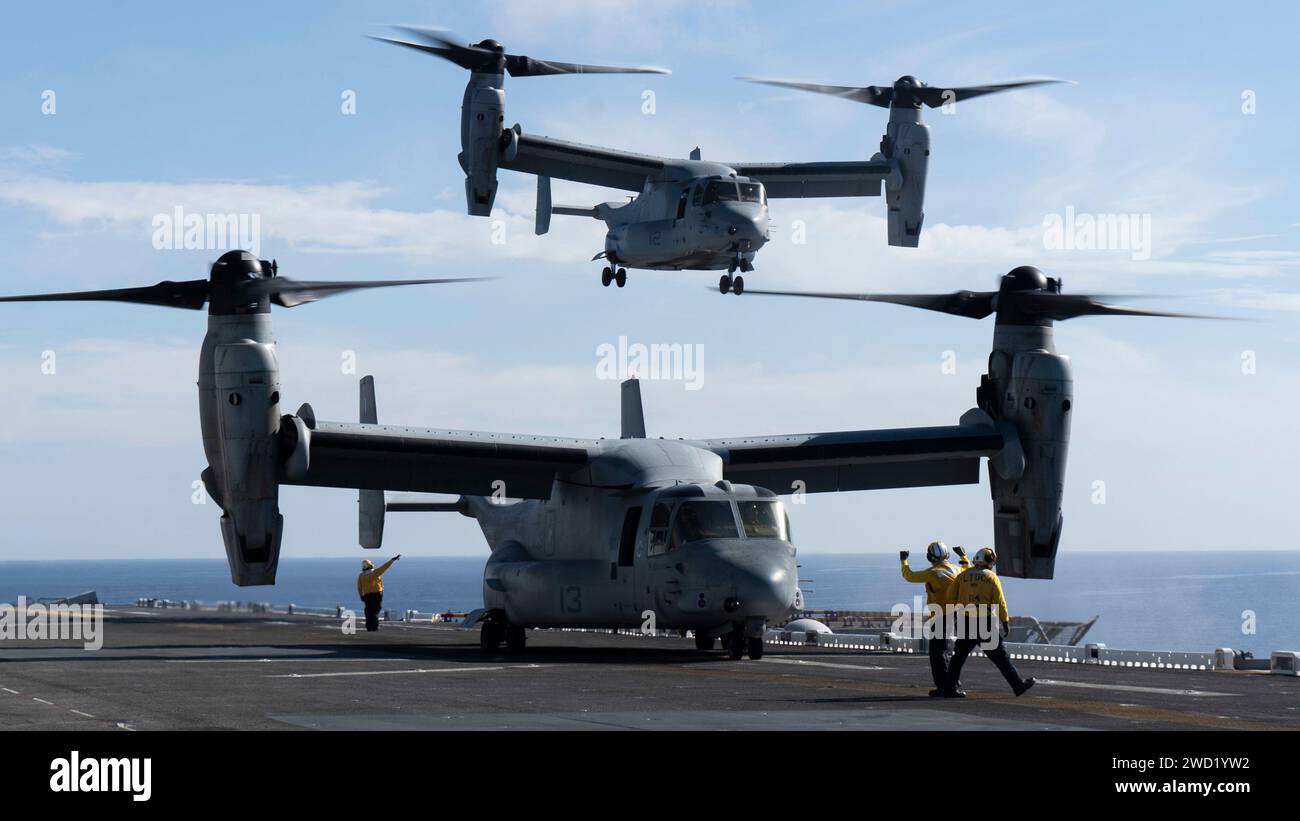 Ein U.S. Marine Corps MV-22B Osprey verlässt die USS Essex vor der Küste Südkaliforniens. Stockfoto