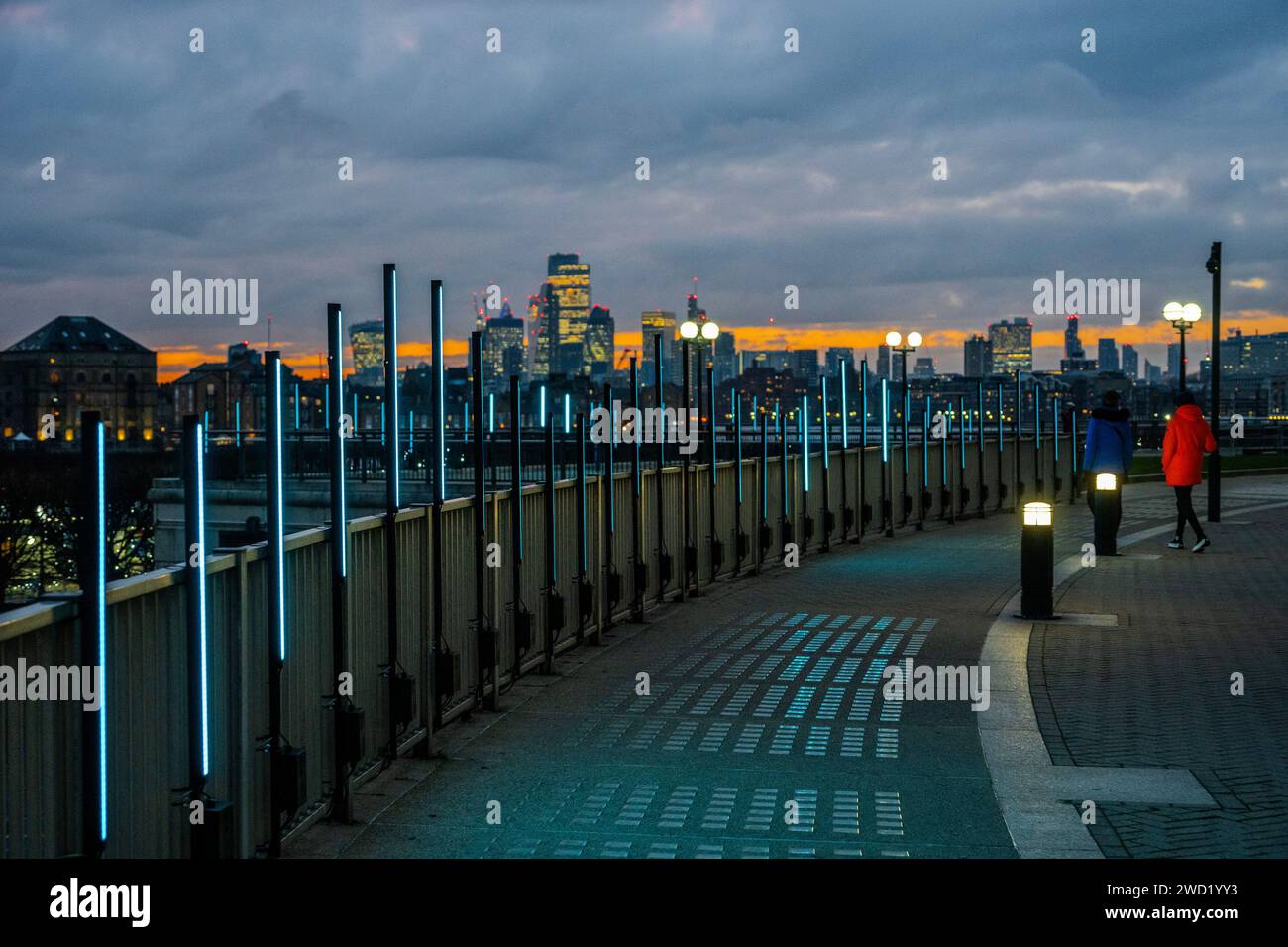 London, Großbritannien. Januar 2024. On the Wave of Light by That Guys Lighting (Lettland), on the Riverside – Canary Wharfs jährliches Winter Lights Festival kehrt ab dem 17. Januar für 10 Tage zurück, nachdem letztes Jahr Rekordbesucher verzeichnet wurden. Die immersive Ausstellung umfasst 19 Lichtinstallationen. Guy Bell/Alamy Live News Stockfoto