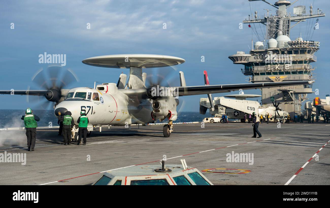 Eine E-2C Hawkeye bereitet sich auf den Start vom Deck der USS Dwight D. Eisenhower vor. Stockfoto
