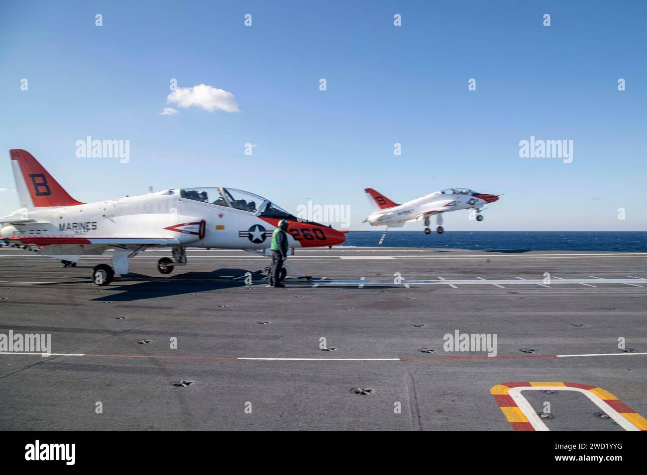 Ein T-45C Goshawk wird vom Flugdeck der USS Gerald R. Ford gestartet. Stockfoto
