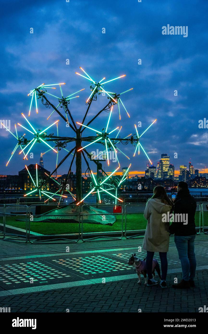 London, Großbritannien. Januar 2024. Neuron von Juan Fuentes (Spanien), am Riverside - das jährliche Winter Lights Festival von Canary Wharf kehrt ab dem 17. Januar 10 Tage zurück, nachdem letztes Jahr ein Rekordbesuch verzeichnet wurde. Die immersive Ausstellung umfasst 19 Lichtinstallationen. Guy Bell/Alamy Live News Stockfoto