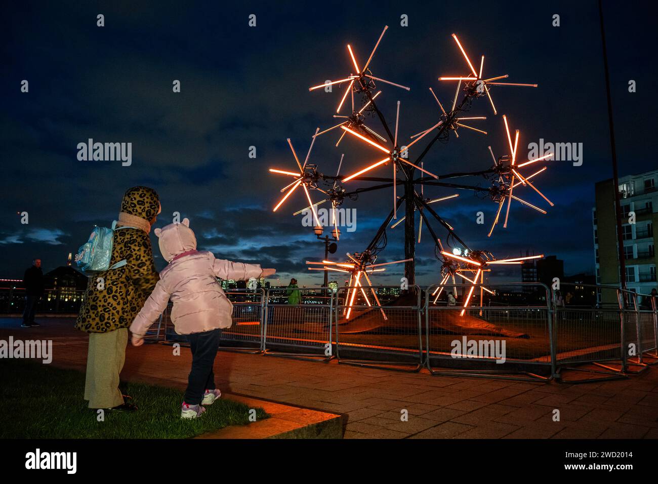 London, Großbritannien. Januar 2024. Neuron von Juan Fuentes (Spanien), am Riverside - das jährliche Winter Lights Festival von Canary Wharf kehrt ab dem 17. Januar 10 Tage zurück, nachdem letztes Jahr ein Rekordbesuch verzeichnet wurde. Die immersive Ausstellung umfasst 19 Lichtinstallationen. Guy Bell/Alamy Live News Stockfoto