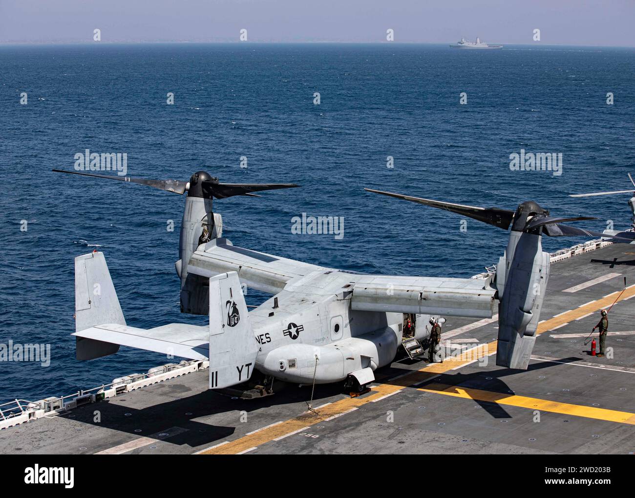 Ein Osprey-Tiltrotor-Flugzeug an Bord der USS Makin Island vor der Küste Somalias. Stockfoto