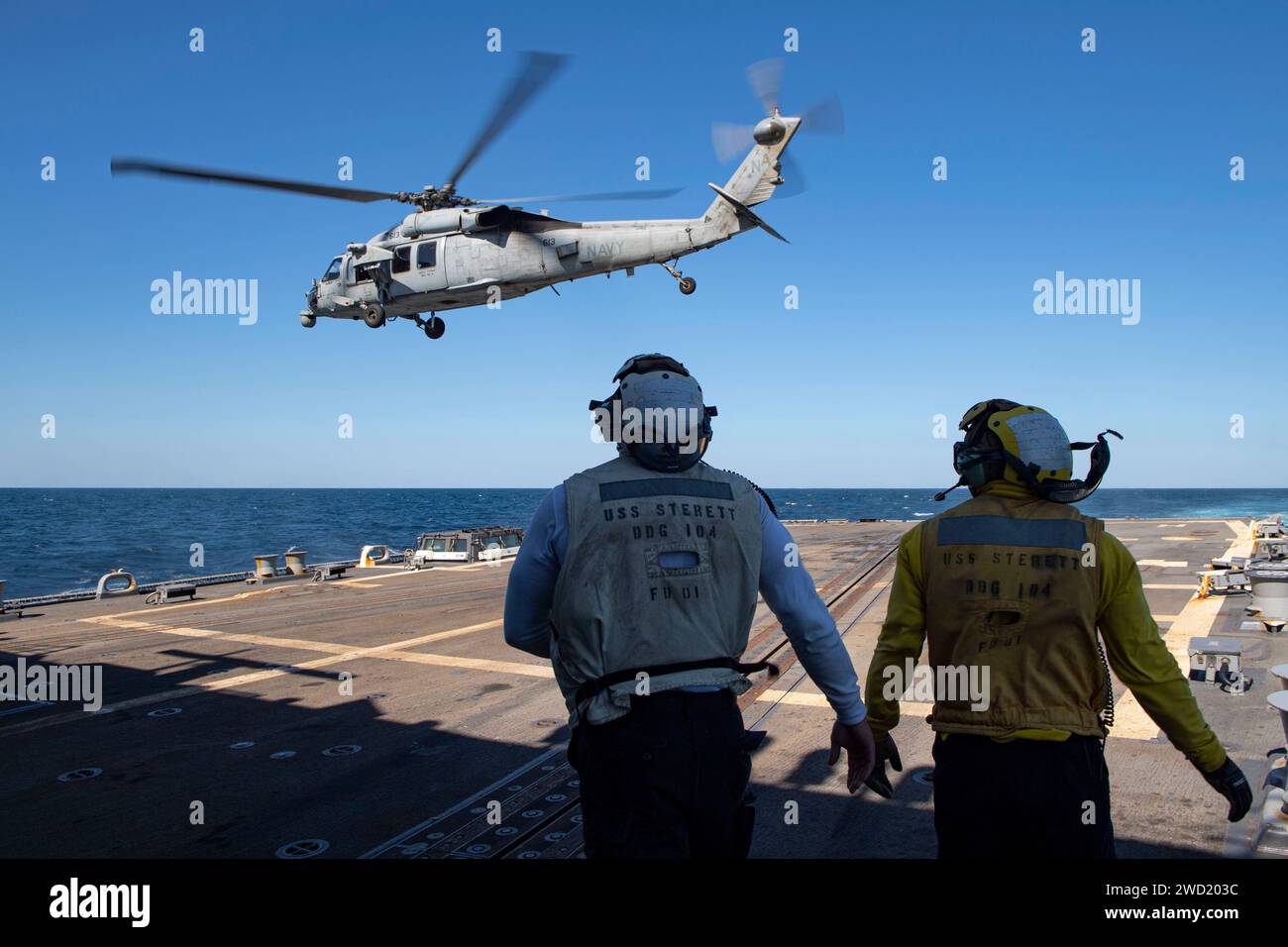Boatswain's Mates überwachen einen MH-60S Sea Hawk Helikopter, nachdem sie das Flugdeck der USS Sterett verlassen haben. Stockfoto