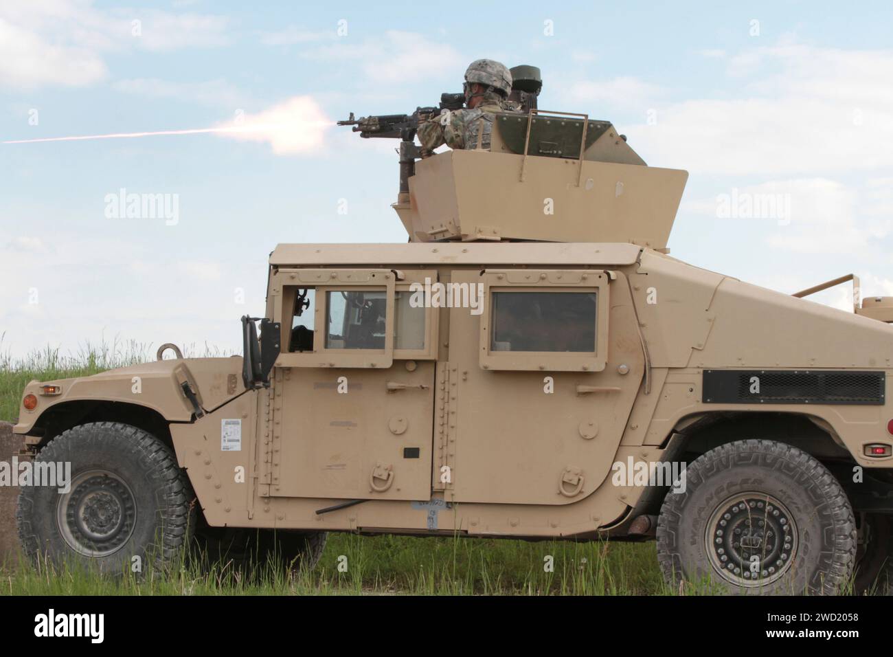 Der Humvee-Schütze der US-Armee schickt mit seinem schweren Maschinengewehr M240L auf das Ziel zu. Stockfoto
