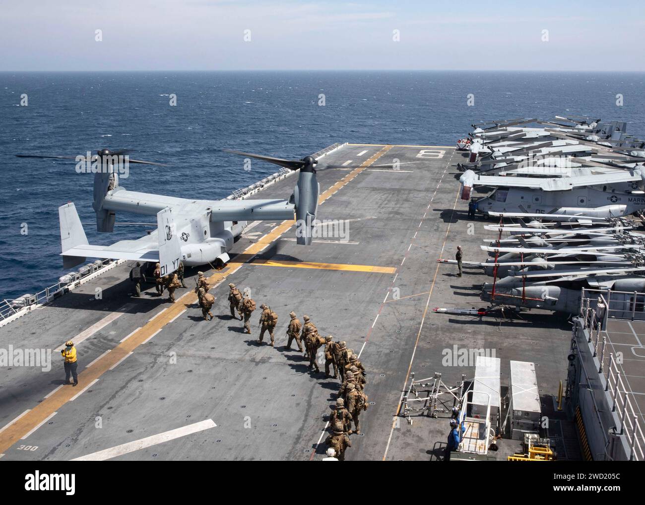 US-Marines besteigen ein Osprey-Tiltrotor-Flugzeug an Bord der USS Makin Island vor der Küste Somalias. Stockfoto