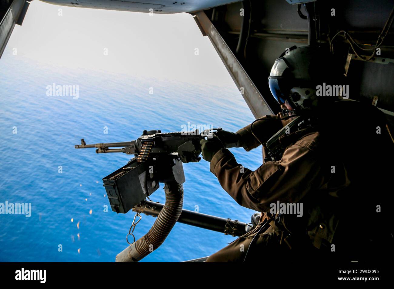 Der Chef der US Marine Corps MV-22B Osprey feuert ein M240B Maschinengewehr ab. Stockfoto