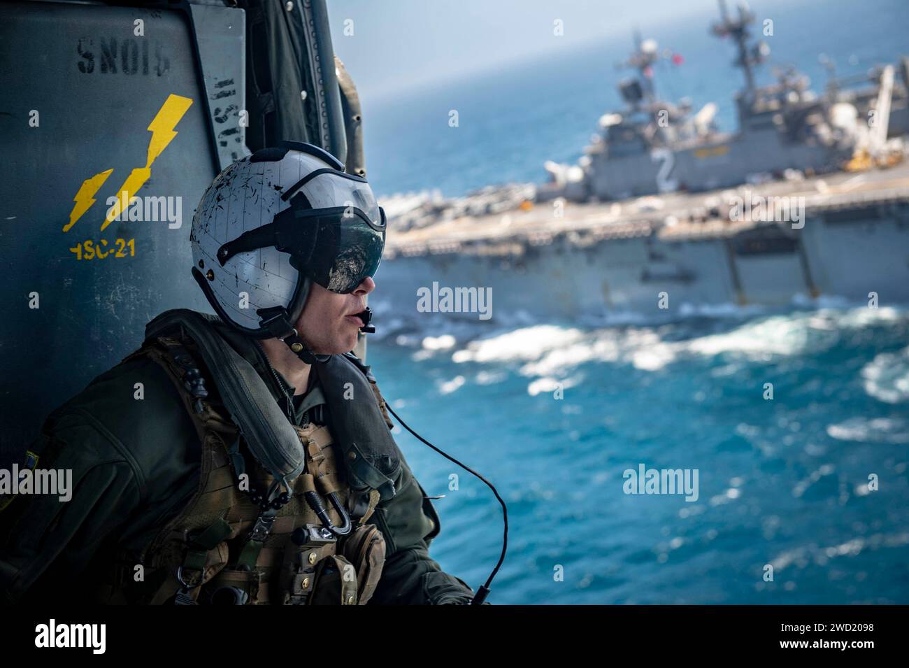 US Navy Aircrewman fährt in einem MH-60S Seahawk Hubschrauber. Stockfoto