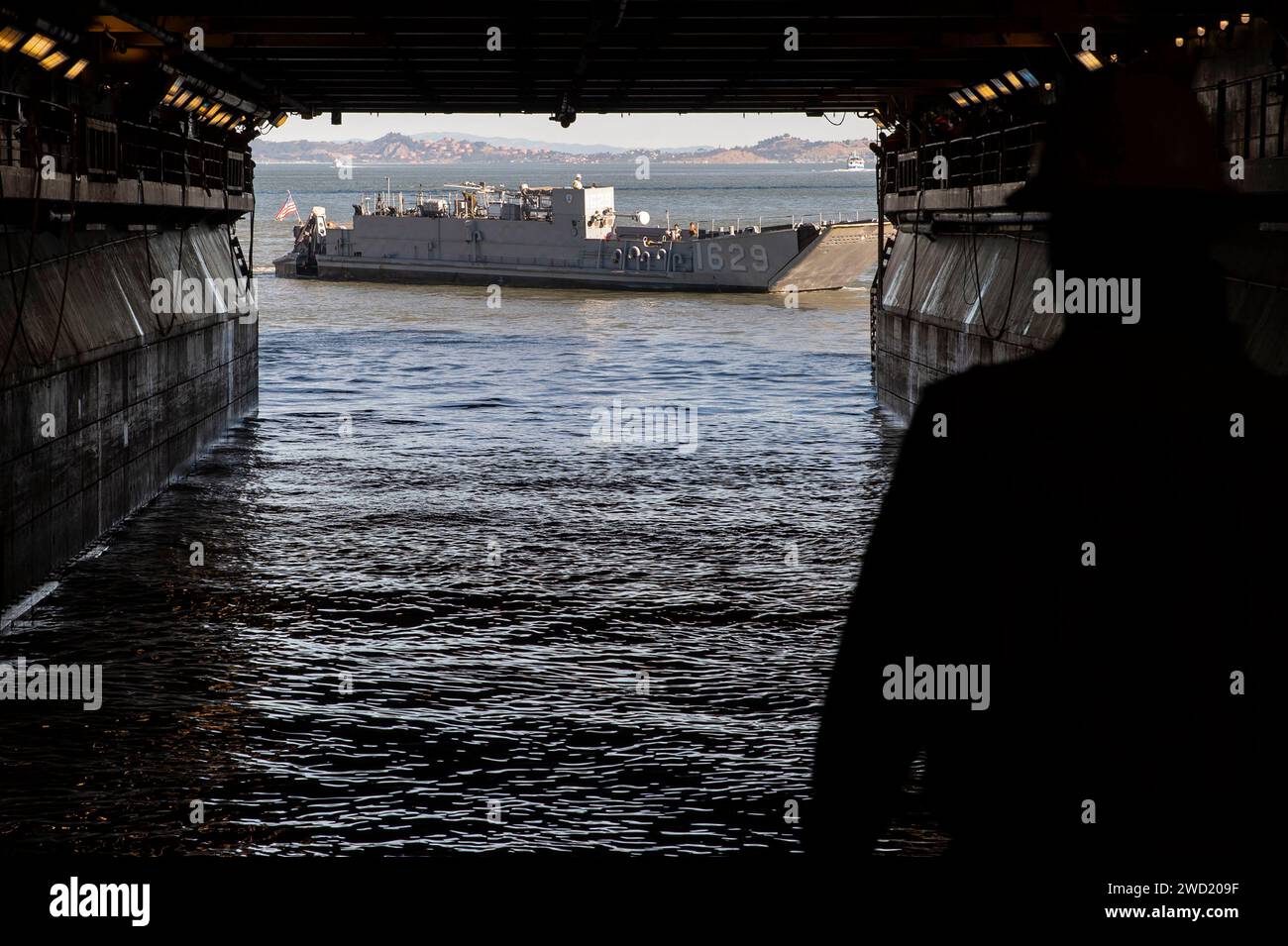 Das Landungsboot der US Navy verlässt das Brunnendeck des amphibischen Angriffsschiffs USS Bonhomme Richard. Stockfoto
