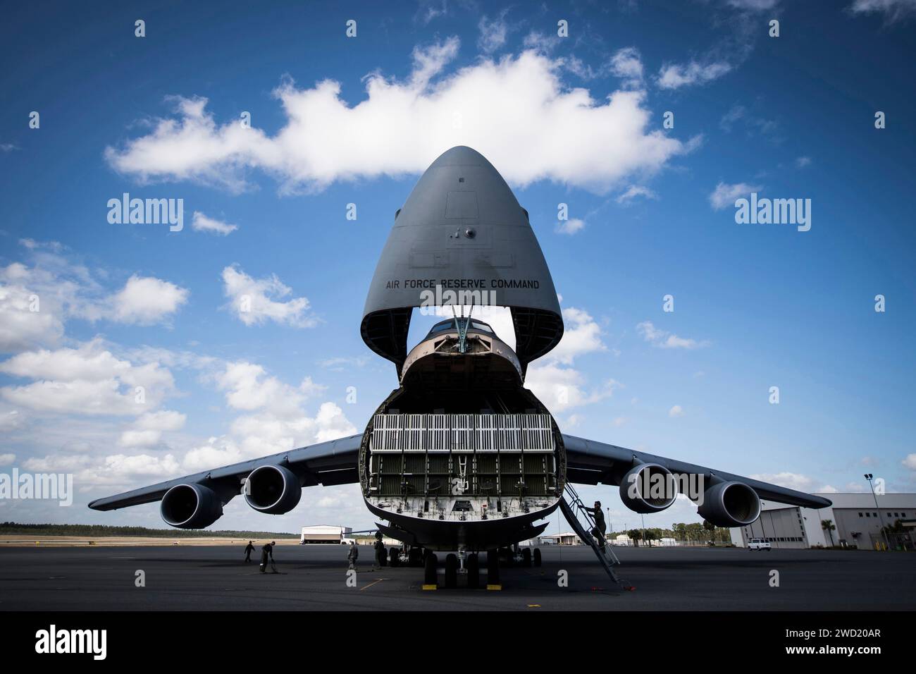 Ein C-5 Galaxy-Flugzeug der U.S. Air Force trifft am Tallahassee International Airport ein, um Fracht zu entladen. Stockfoto
