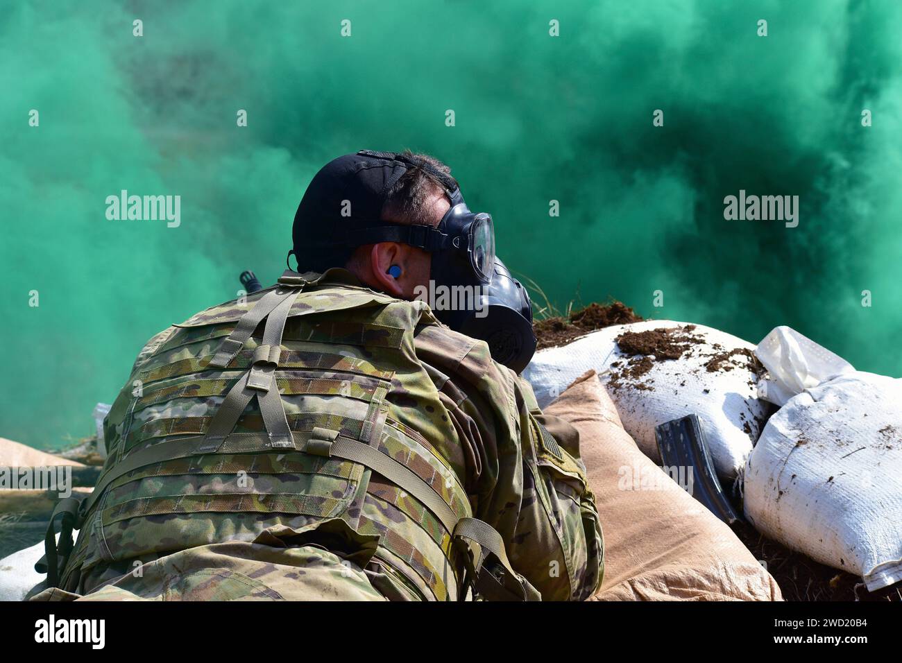 Ein Fallschirmjäger der US-Armee passt seine M50-Gasmaske während einer Feuerübung in der Pocek Range in Postonja, Slowenien. Stockfoto