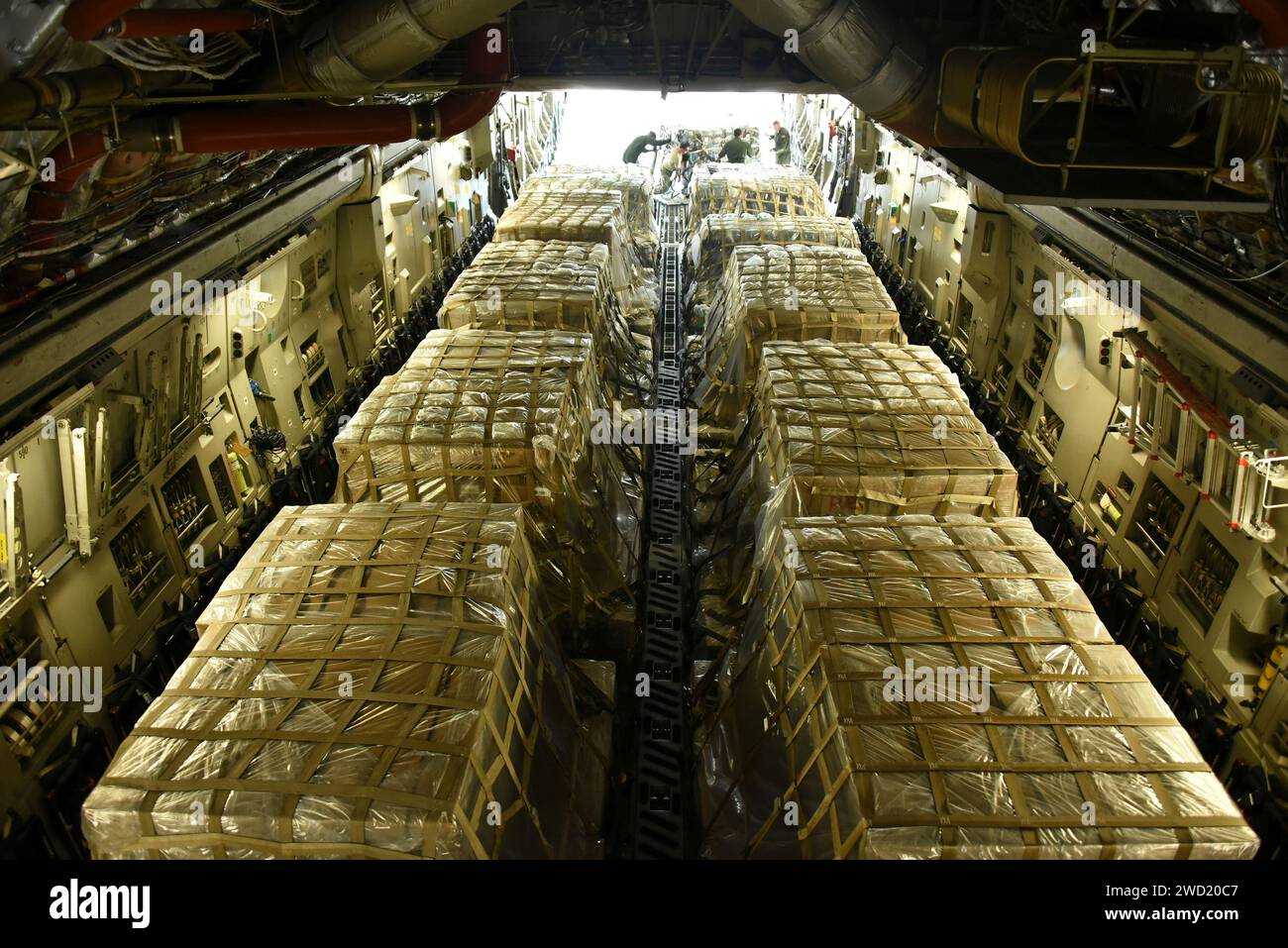 Die Flieger laden 90.000 Pfund Wasser und Mahlzeiten auf einen C-17 Globemaster III Stockfoto