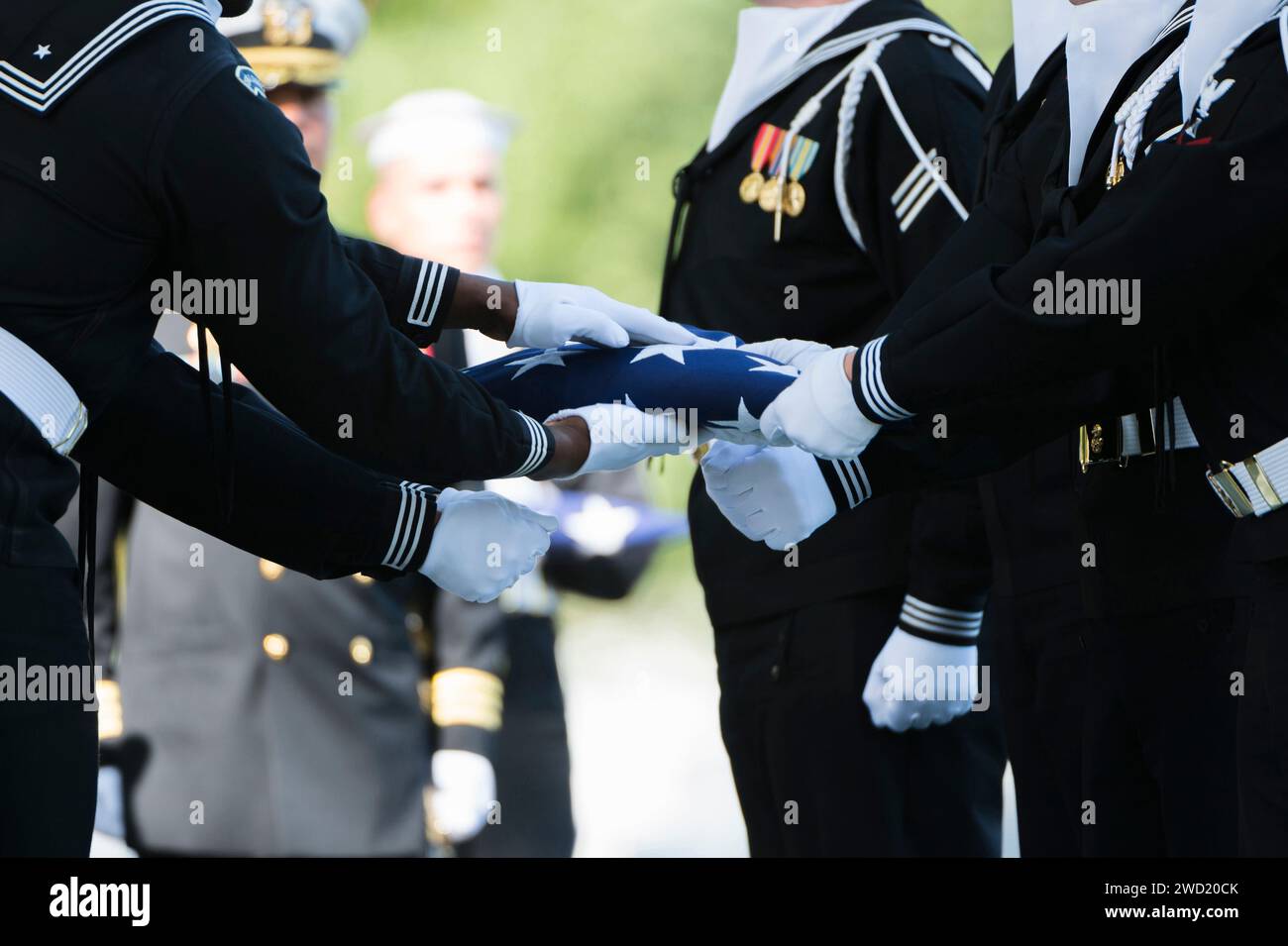 Die Zeremonialgarde der U.S. Navy nimmt an einer Grabstätte eines gefallenen Dienstmitglieds Teil. Stockfoto