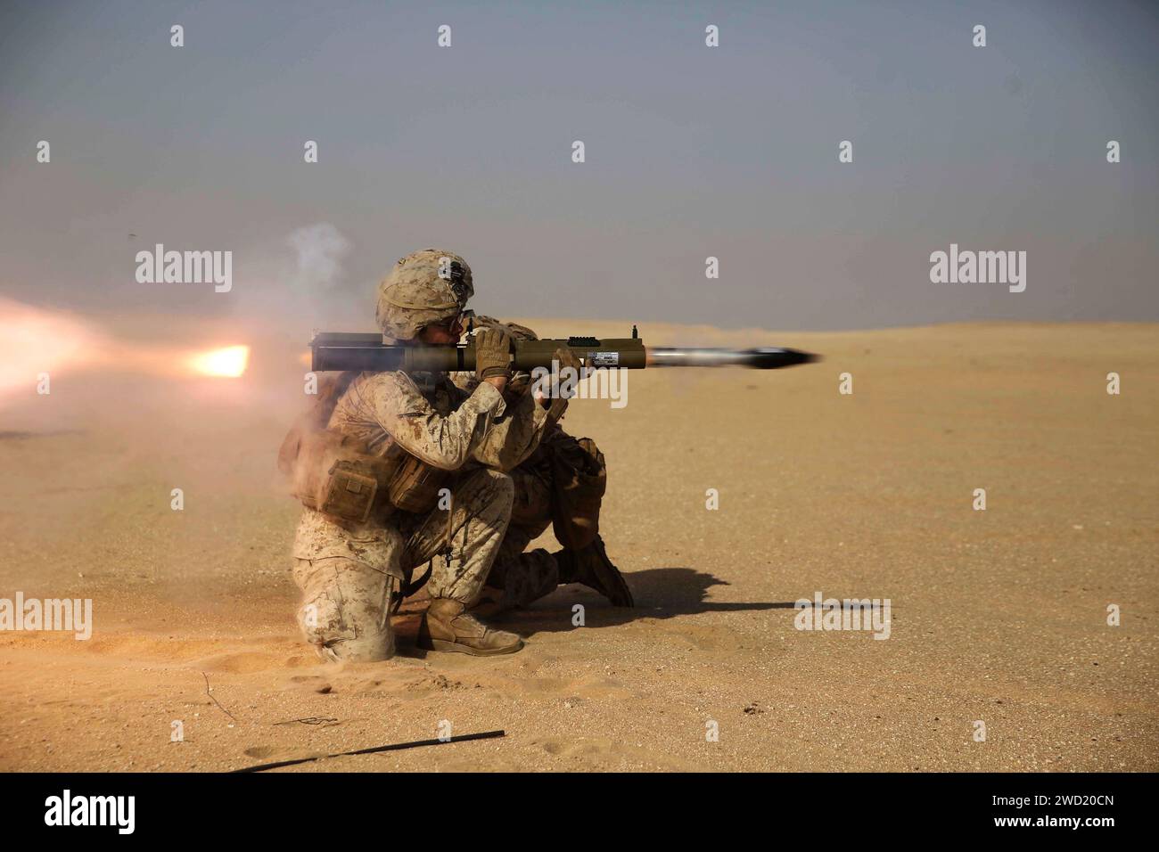 Ein U.S. Marine feuert während eines Einführungskurses einen Raketenwerfer M72A7 ab. Stockfoto