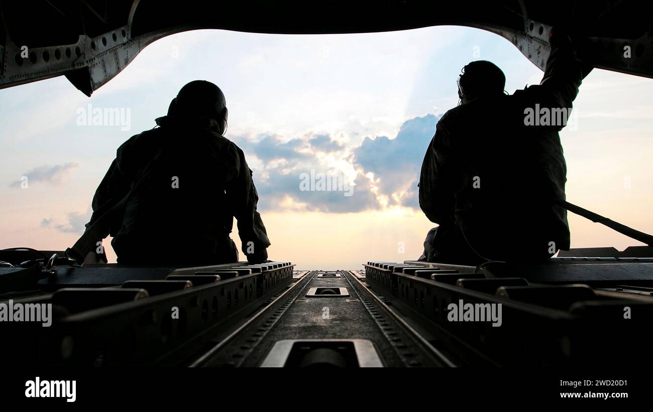 Soldaten der US-Armee sitzen auf dem Schwanz eines CH-47 Chinook Hubschraubers. Stockfoto