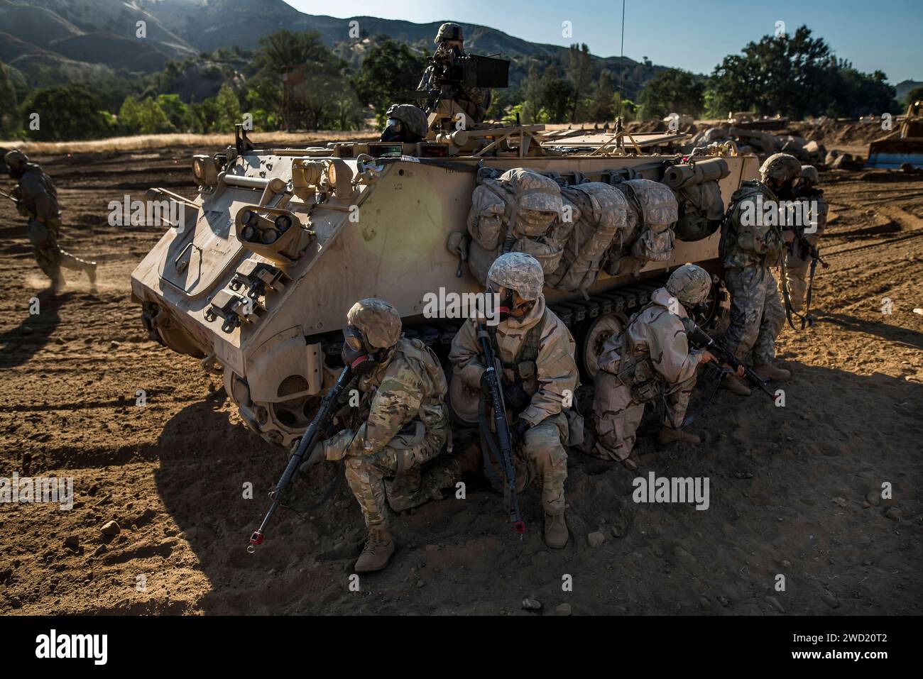 Soldaten der US-Armee-Reserve-Kampfingenieure ziehen Sicherheit in Fort Hunger Liggett, Kalifornien. Stockfoto