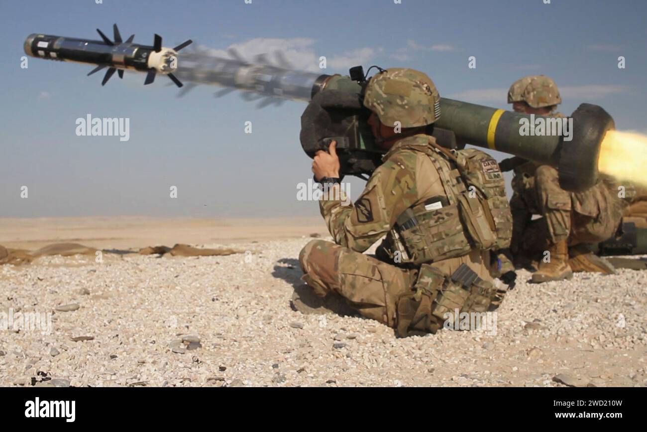 Infanterie der US Army feuert eine Schulterabwehrrakete Javelin ab. Stockfoto