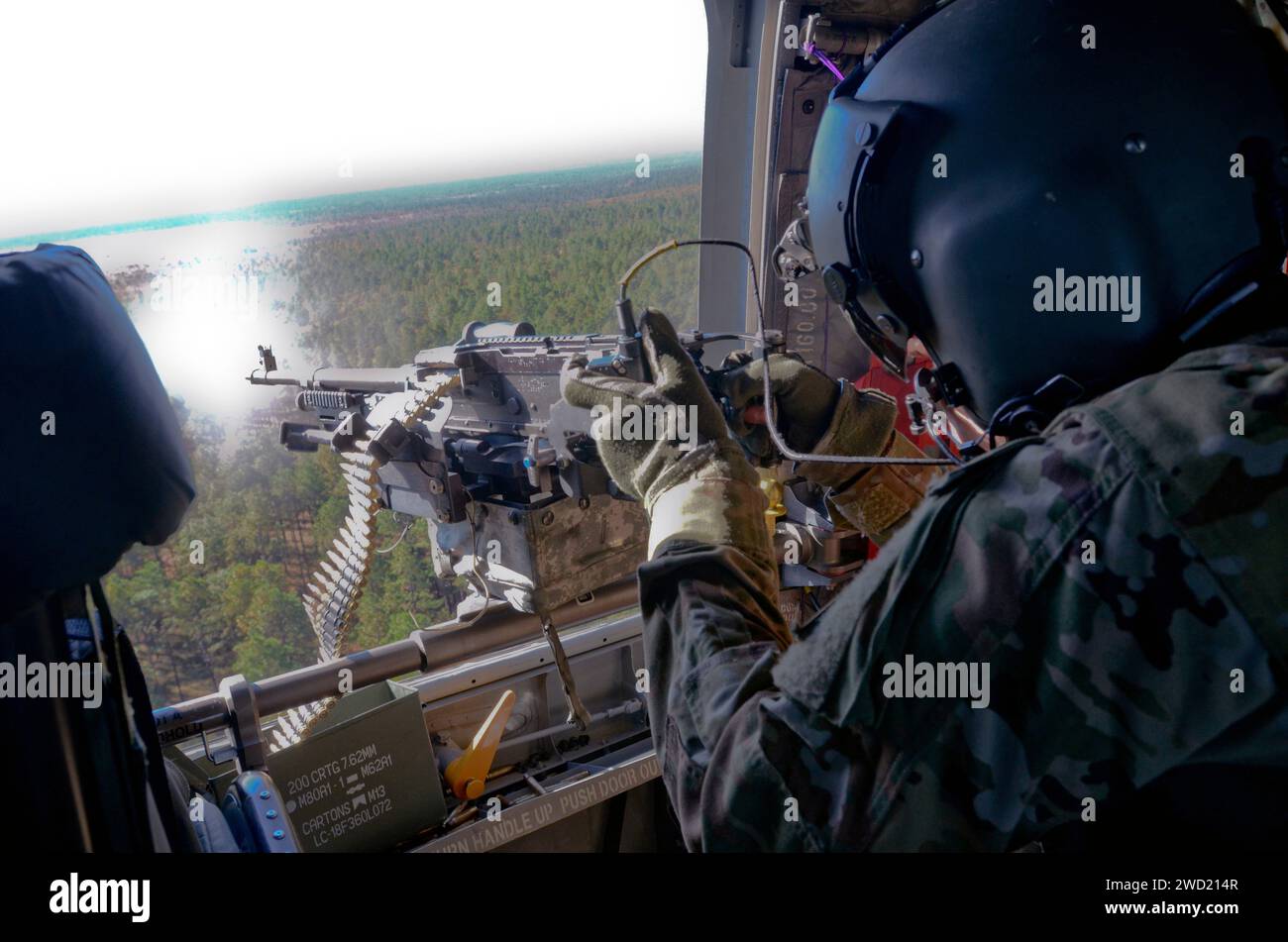 Der Türschützer der US Army feuert ein M240H Maschinengewehr aus einem CH-47 Chinook Hubschrauber ab. Stockfoto