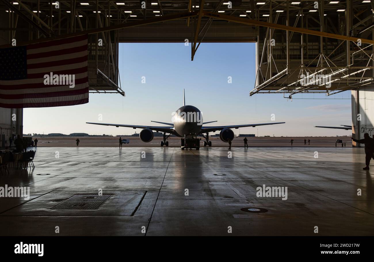 Die US-Luftwaffenflugzeuge schleppten ein neues KC-46A Pegasus-Flugzeug in einen Hangar auf der McConnell Air Force Base, Kansas. Stockfoto