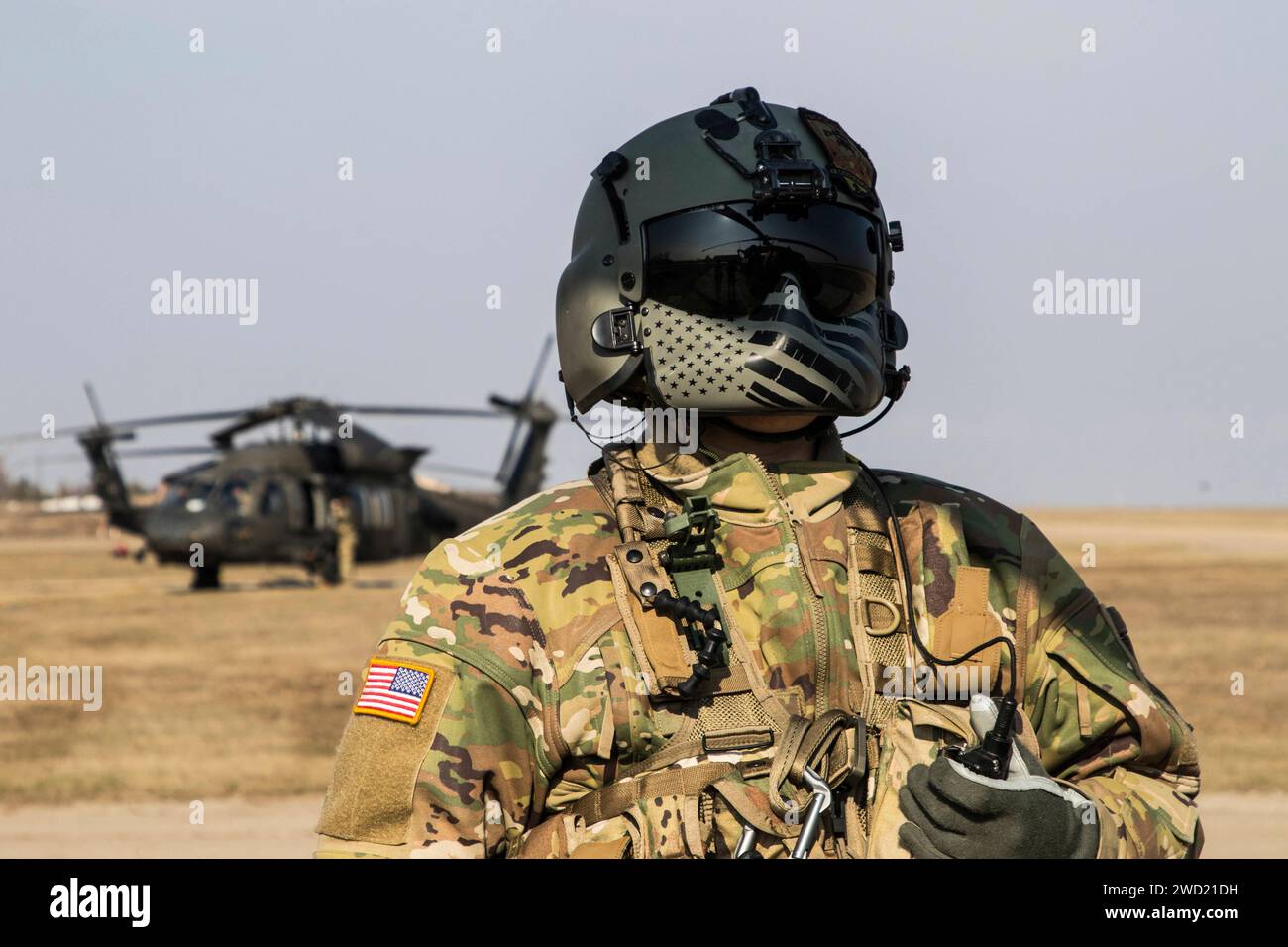 Ein UH-60 Blackhawk Hubschrauberreparateur wartet auf Anweisung, bevor er abhebt. Stockfoto