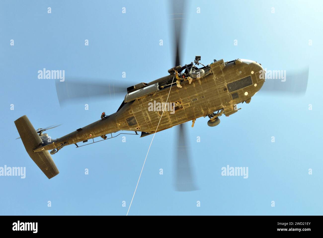 Eine Army National Guard UH-60 Blackhawk Hubschraubercrew bereitet sich darauf vor, die Air Force pararescuemen zu heben. Stockfoto